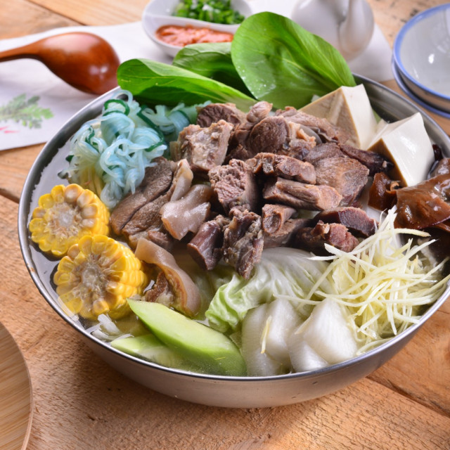 蔬菜清燉帶皮去骨羊肉爐